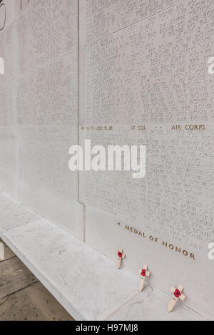 Coquelicots sur mur du Souvenir au Cimetière Américain de Cambridge, près de Cambridge, où près de 4000 soldats américains sont enterrés. Banque D'Images