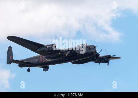 Avro Lancaster du Battle of Britain Memorial Flight (BBMF) volant au cours d'un meeting aérien. Banque D'Images