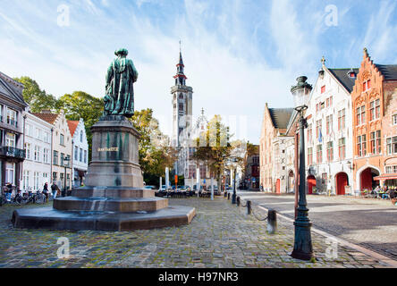 Statue de Jan van Eyck à la Jan van Eyckplein et sur l'Poortersloge dans la ville de Bruges, Brugge, West-vlaanderen, Belgique Banque D'Images