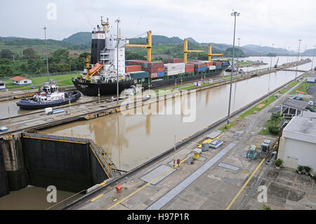 Avec porte-conteneurs sur le Canal de Panama par remorqueur de Gatun, Panama, Panama Canal Banque D'Images