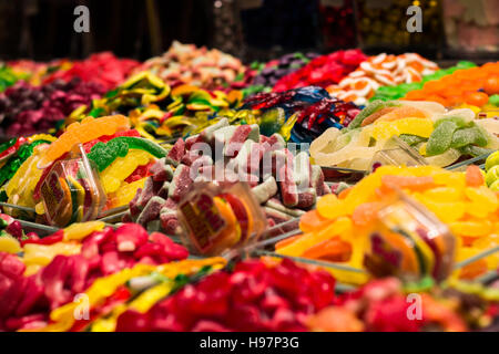 Les sucreries et bonbons colorés sur le marché Banque D'Images