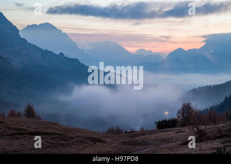 À l'aube d'automne Col Falzarego près de Cortina d'Ampezzo, Dolomites, Italie. Banque D'Images