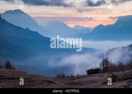 À l'aube d'automne Col Falzarego près de Cortina d'Ampezzo, Veneto, Italie. Dolomites. Banque D'Images