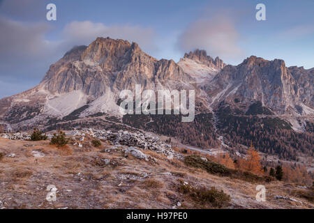 À l'aube d'automne Col Falzarego près de Cortina d'Ampezzo, Dolomites, Italie. Banque D'Images