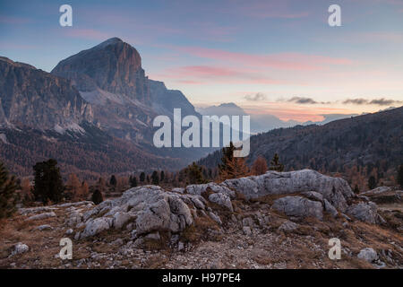 À l'aube d'automne Col Falzarego près de Cortina d'Ampezzo, Dolomites, Italie. Banque D'Images