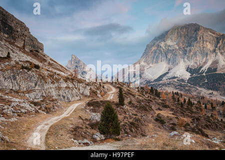 À l'aube d'automne Col Falzarego près de Cortina d'Ampezzo, Dolomites, Italie. Banque D'Images