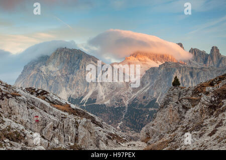 À l'aube d'automne Col Falzarego près de Cortina d'Ampezzo, Dolomites, Italie. Banque D'Images