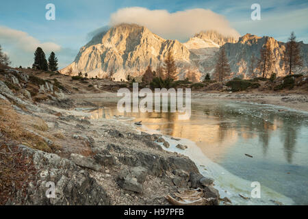 À l'aube d'automne Col Falzarego près de Cortina d'Ampezzo, Dolomites, Italie. Banque D'Images