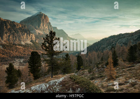 À l'aube d'automne Col Falzarego près de Cortina d'Ampezzo, Veneto, Italie. Dolomites. Banque D'Images