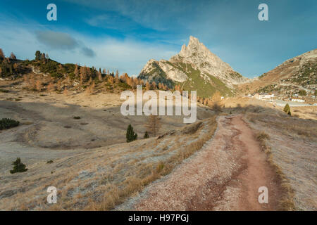 À l'aube d'automne Col Falzarego près de Cortina d'Ampezzo, Dolomites, Italie. Banque D'Images