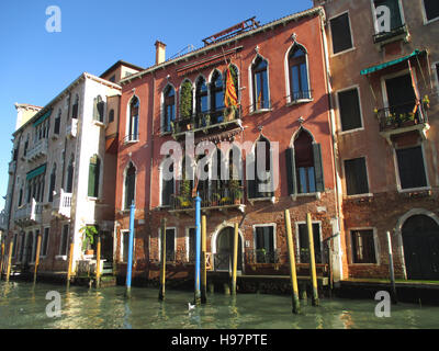 La couleur orange foncé et blanc Architecture avec Gondoles polonais en face de l'immeuble, de l'Italie Venise Banque D'Images