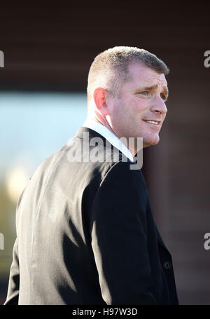 L'ancien attaquant Aston Villa Tommy Johnson arrive à Telford crématorium chapelle pour les funérailles de l'ancien joueur de Aston Villa Dalian Atkinson qui est mort après avoir été Taser par la police. Banque D'Images