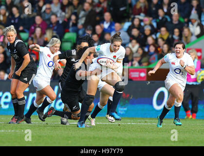 L'Angleterre Emily Scarratt en action au cours de l'ancienne richesse mutuelle Series match à Twickenham Stoop, Londres. Banque D'Images