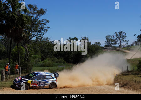 Coffs Harbour, Australie. 19 Nov, 2016. Sébastien Ogier (FRA) et Julien Ingrassia (FRA) négocier un virage dans leur Volkswagen Motorsport # 1 Polo R au cours de la troisième journée du Rallye d'Australie, le 14e et dernier tour de la 2016 FIA World Rally Championship. Credit : Hugh Peterswald/Pacific Press/Alamy Live News Banque D'Images