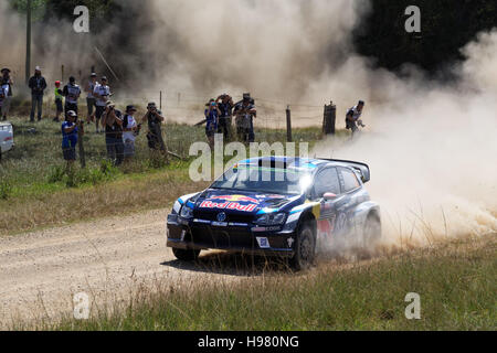 Coffs Harbour, Australie. 19 Nov, 2016. Latbala Jari-Matt (FIN) et co-pilote Miikka Anttila (FIN) conduire leur # 2 Motorsport Volkswagen Polo R au cours de la troisième journée de rallye d'Australie, le 14e et dernier tour de la 2016 FIA World Rally Championship. Credit : Hugh Peterswald/Pacific Press/Alamy Live News Banque D'Images