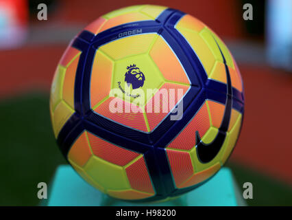 Une vue générale d'un ballon de match Nike au cours de la Premier League match à Selhurst Park, Londres. ASSOCIATION DE PRESSE Photo. Photo date : Samedi 19 Novembre, 2016. Voir l'ACTIVITÉ DE SOCCER histoire Palace. Crédit photo doit se lire : John Walton/PA Wire. RESTRICTIONS : EDITORIAL N'utilisez que pas d'utilisation non autorisée avec l'audio, vidéo, données, listes de luminaire, club ou la Ligue de logos ou services 'live'. En ligne De-match utilisation limitée à 75 images, aucune émulation. Aucune utilisation de pari, de jeux ou d'un club ou la ligue/dvd publications. Banque D'Images