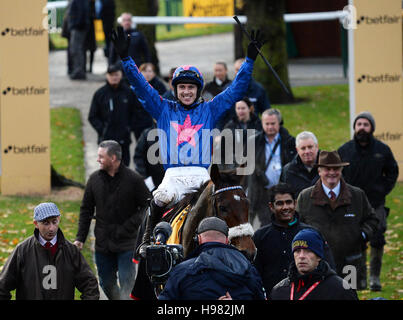 Paddy Brennan Jockey célèbre après équitation Fiche aide à la victoire dans le Betfair Steeple Chase Chase Betfair au cours de journée à Haydock Racecourse. Banque D'Images