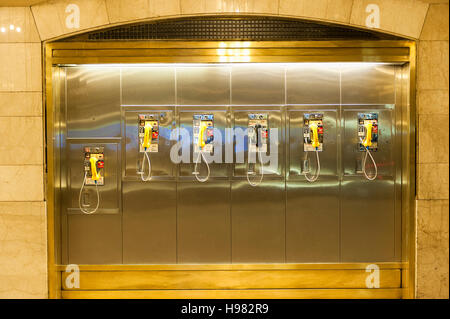 Rangée de six téléphones payants vintage, plusieurs téléphones payants publics vintage traditionnels montés sur un mur métallique à Grand Central Station, New York City, NY, États-Unis Banque D'Images