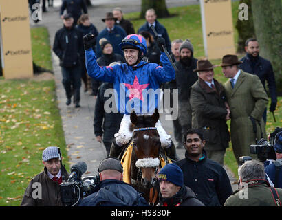 Paddy Brennan Jockey célèbre après équitation Fiche aide à la victoire dans le Betfair Steeple Chase Chase Betfair au cours de journée à Haydock Racecourse. Banque D'Images