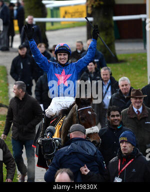 Paddy Brennan Jockey célèbre après équitation Fiche aide à la victoire dans le Betfair Steeple Chase Chase Betfair au cours de journée à Haydock Racecourse. Banque D'Images