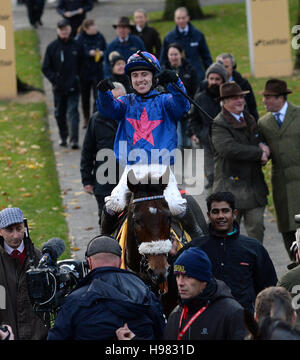 Paddy Brennan Jockey célèbre après équitation Fiche aide à la victoire dans le Betfair Steeple Chase Chase Betfair au cours de journée à Haydock Racecourse. Banque D'Images