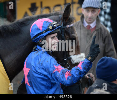 Paddy Brennan Jockey célèbre après équitation Fiche aide à la victoire dans le Betfair Steeple Chase Chase Betfair au cours de journée à Haydock Racecourse. Banque D'Images