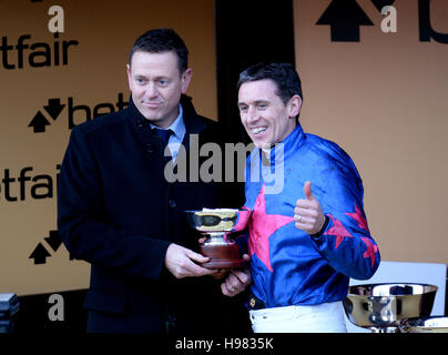 Paddy Brennan Jockey célèbre après équitation Fiche aide à la victoire dans le Betfair Steeple Chase Chase Betfair au cours de journée à Haydock Racecourse. Banque D'Images