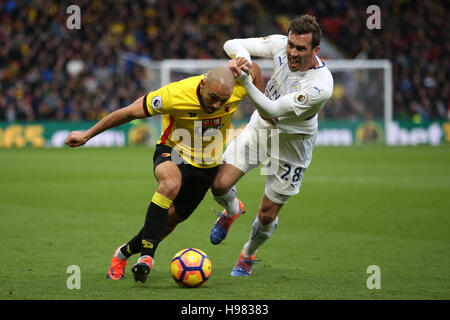 Leicester City's Christian Fuchs (à droite) et Watford's Nordin Amrabat bataille pour la balle au cours de la Premier League match à Vicarage Road, Watford. Banque D'Images