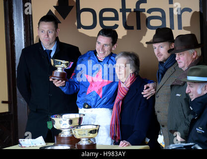 Paddy Brennan célèbre Jockey propriétaire avec Jean évêque après équitation Fiche aide à la victoire dans le Betfair Steeple Chase Chase Betfair au cours de journée à Haydock Racecourse. Banque D'Images