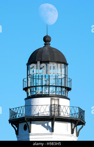 La lune plane sur le dessus de la Lighthouse Point Montauk, Long Island, New York Banque D'Images