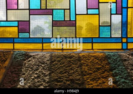 Vitraux dans une église, France Banque D'Images