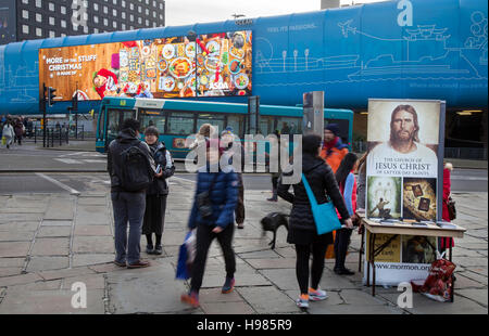 Membres de l'Église de Jésus-Christ des Saints des derniers jours, l'Église LDS ou l'Église Mormon, est une église non trinitaire chrétienne restaurationniste canasing à Liverpool, Merseyside, Royaume-Uni Banque D'Images