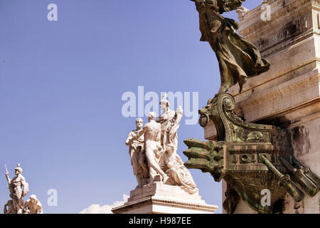 Voir des statues à l'autel de la patrie à Rome. Grand temple classique, en honorant le premier roi et soldats de la Première Guerre mondiale. Banque D'Images