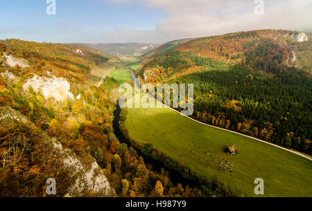 Beuron : Vue de rock Knopfmacherfelsen sur vallée du Danube dans le Parc Naturel du Danube supérieur et au monastère Beuron, Schwäbische Alb, Jura souabe, Baden Banque D'Images