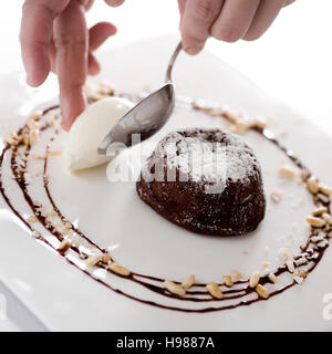 Chef est la préparation de desserts au chocolat avec crème glacée à la vanille Banque D'Images