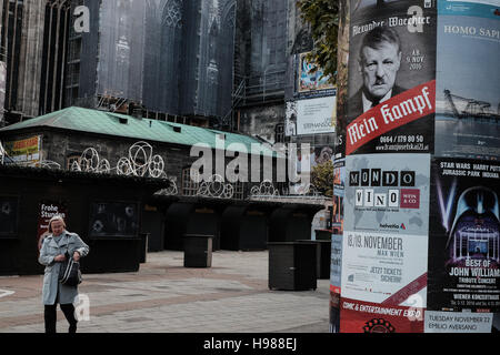 Une femme passe devant une publicité pour une performance live de Mein Kampf par Alexander Waechter dans la Stephanplatz. Waechter réunit Adolf Hitler's pro Banque D'Images