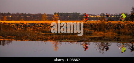 Photo panoramique d'un reflet de cycliste en mouvement. Banque D'Images