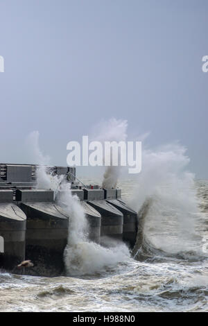 Vagues battues Brighton Marina mur durant une tempête Banque D'Images