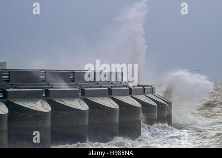 Vagues battues Brighton Marina mur durant une tempête Banque D'Images