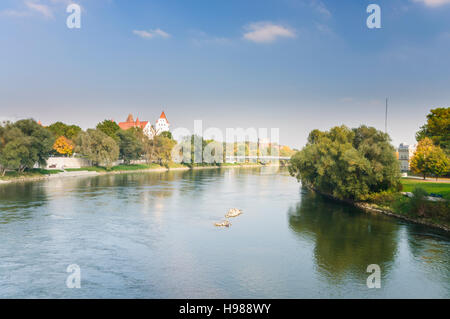 Ingolstadt : Danube avec château Neues Schloss (à gauche), Oberbayern, Upper Bavaria, Bayern, Bavière, Allemagne Banque D'Images