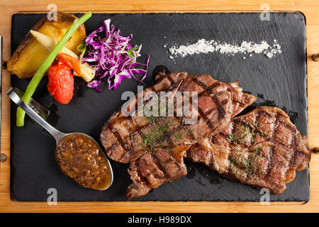 Pavé de rumsteak de boeuf sur noir table de pierre, au-dessus Banque D'Images