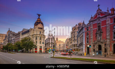 Madrid. Paysage urbain panoramique droit de Madrid, Espagne pendant le lever du soleil. Banque D'Images