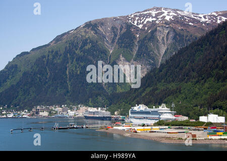 La vue des recouvrements de croisière amarré à Juneau, la capitale de l'Alaska. Banque D'Images