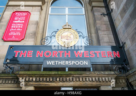 Old style pendaison enseigne de pub, Liverpool, Merseyside, Royaume-Uni Banque D'Images