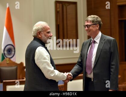 Le Premier Ministre indien Narendra Modi accueille le fondateur de Microsoft Bill Gates, 16 novembre 2016 à New Delhi, en Inde. Banque D'Images