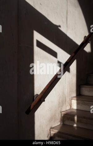 Hall d'escalier de l'ombre sur le mur Banque D'Images