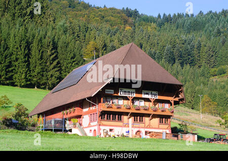 Gutach (Schwarzwaldbahn) : typique maison de la Forêt-Noire avec cellules solaires, Schwarzwald, Forêt-Noire, Bade-Wurtemberg, Allemagne Banque D'Images