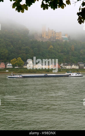 Péniche sur le Rhin avec Château de Stolzenfels au dos, près de Coblence, Rhénanie-Palatinat, Allemagne Banque D'Images