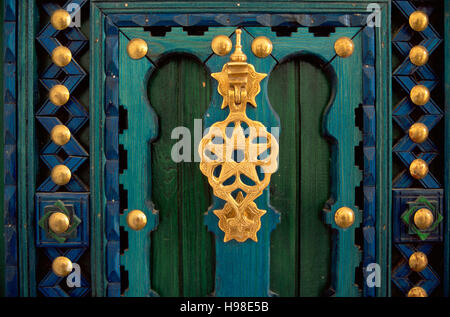 Porte en bois traditionnel dans l'Atlas, Maroc Banque D'Images