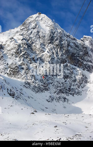 La vue sur l'Lomnicky Stit et ascenseur à Tatranska Lomnica, Slovaquie, Hautes Tatras. Banque D'Images